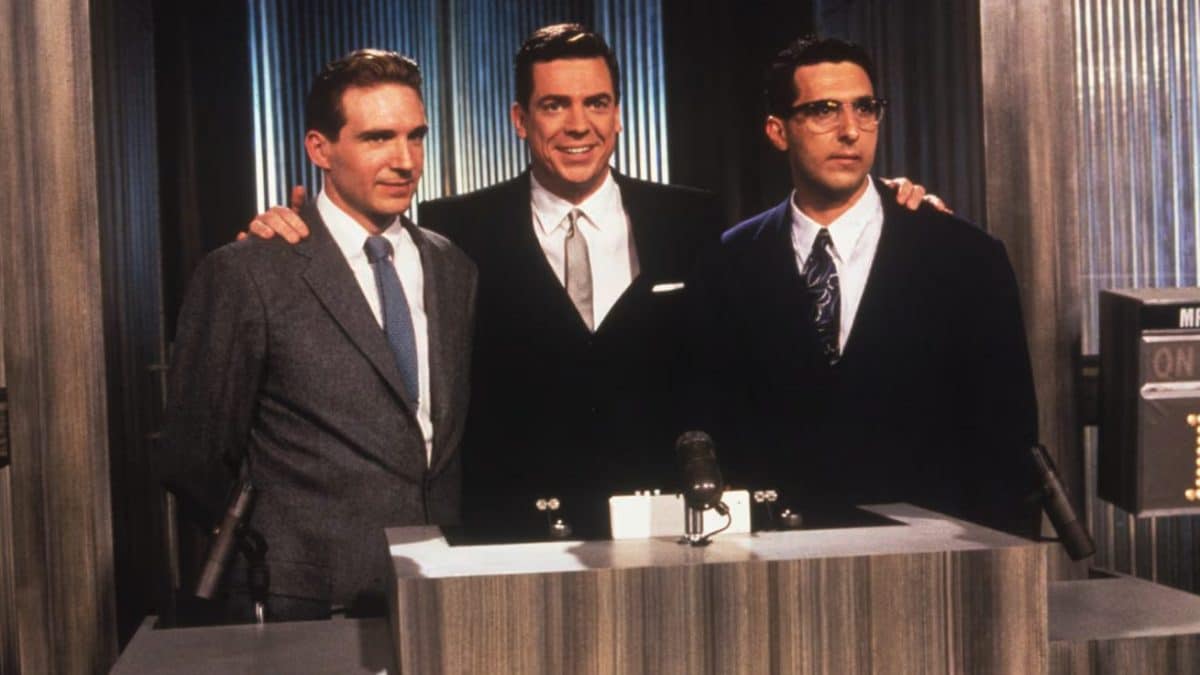 Ralph Fiennes, John Turturro in Quiz Show di Robert Redford