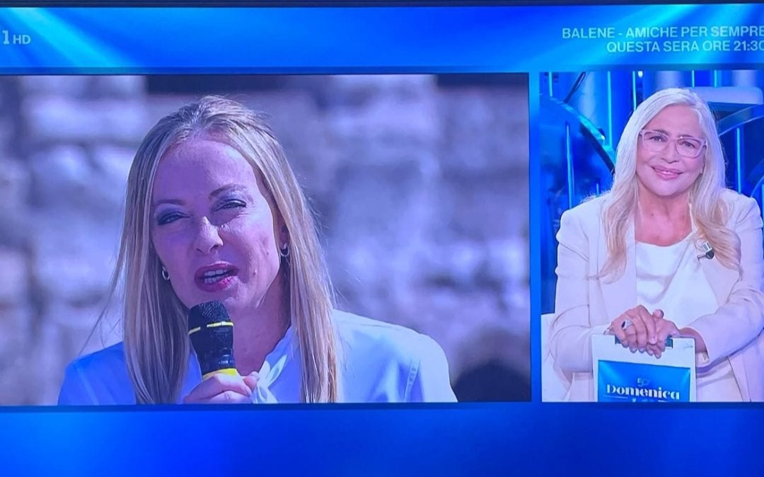 Meloni che parla di pastarelle a Domenica In è un'immagine che ci dice quanto è debole la Rai