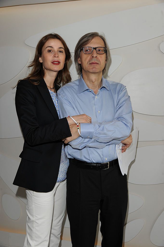 Vittorio Sgabrbi insieme alla sua compagna Sabrina Colli nel 2011