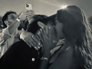 Il primo bacio in pubblico tra Antonia Nocca e Senza Cri: la foto che ufficializza la loro storia d’amore