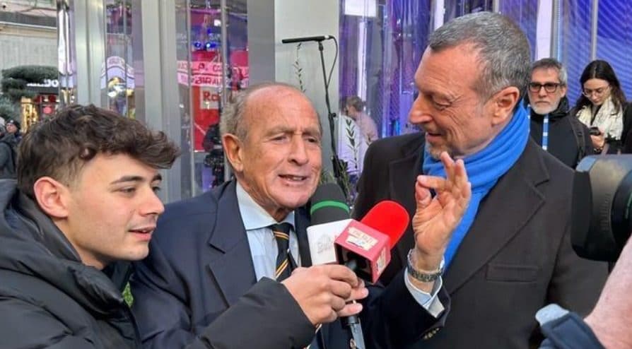 Agus con Amadeus e Gabriele Vagnato a Sanremo 2023.