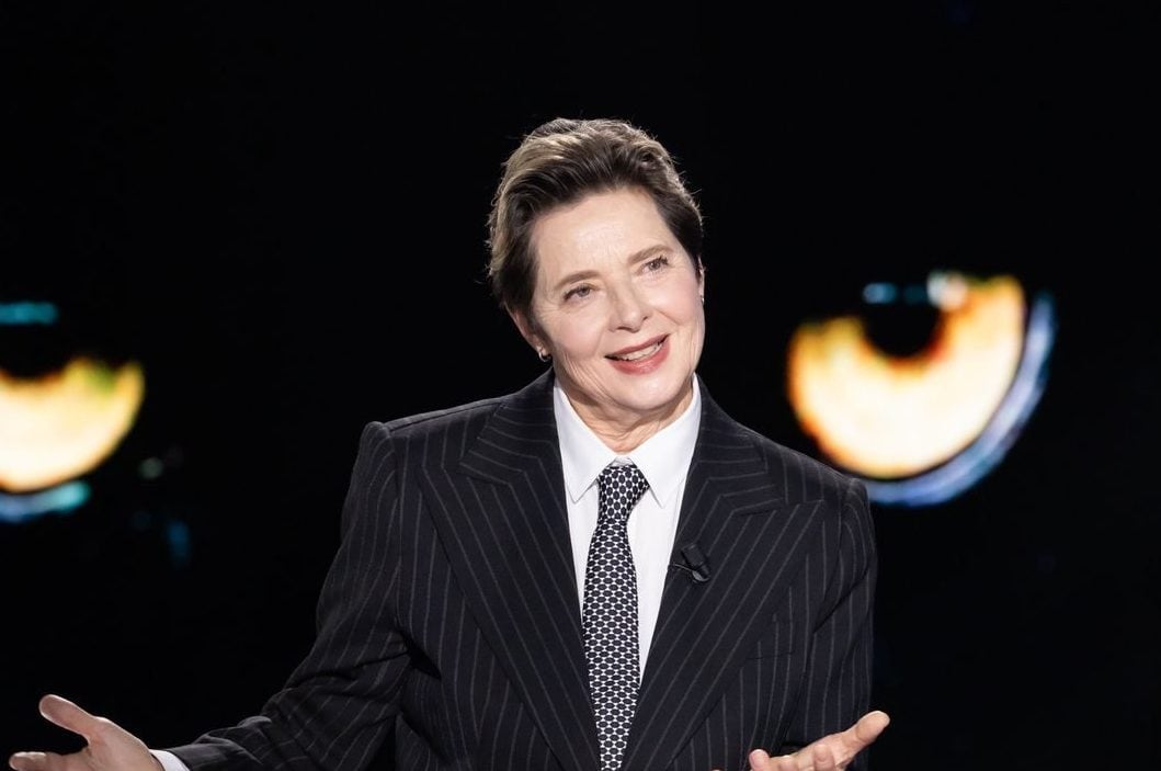 Isabella Rossellini a Belve: "Single da 25 anni, l'unico amore è stato David Lynch. A 16 anni subii un abuso"