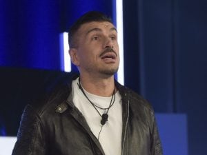 Matteo Azzali minaccia di lasciare il GF, la ex lo sbugiarda: &#8220;Mi ha lasciata per un&#8217;altra, pagliaccio&#8221;