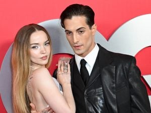 Damiano David e Dove Cameron verso le nozze, gli indizi: “Lei indossa un anello e lo toglie quando vede fotografi”
