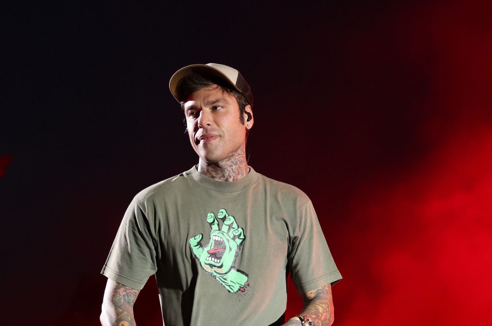 Fedez: "Ho perso la verginità con una prostituta. Lavoravo nel bar dei miei, sputavo nel caffè a un cliente"