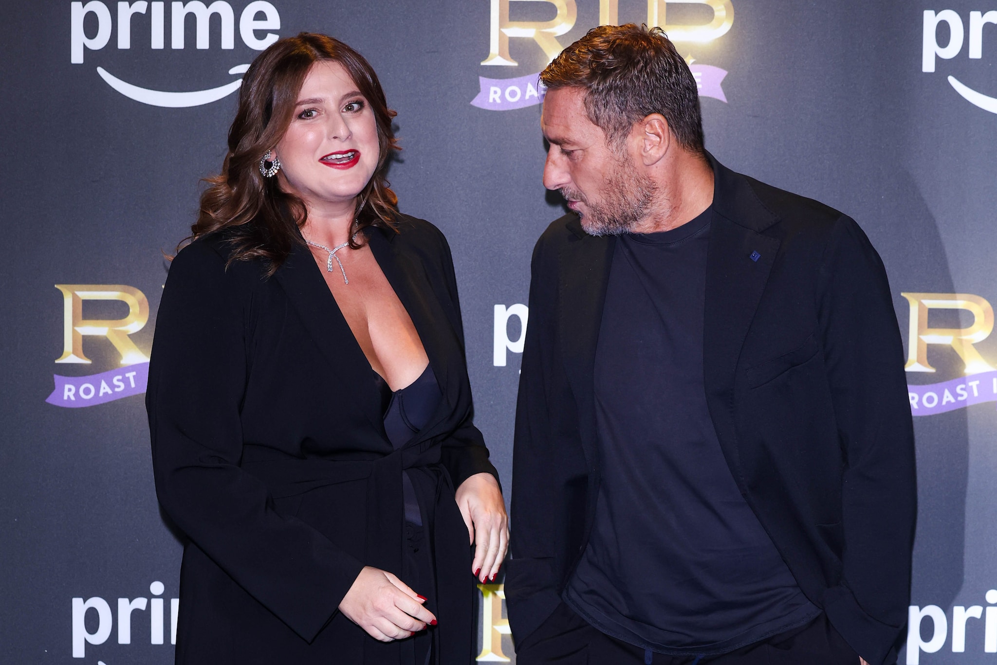 Michela Giraud con Francesco Totti al photocall della serie.