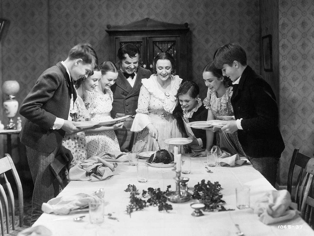 La famiglia Cratchit in una scena del film ’A Christmas Carol’, diretto da Edwin L. Marin, 1938