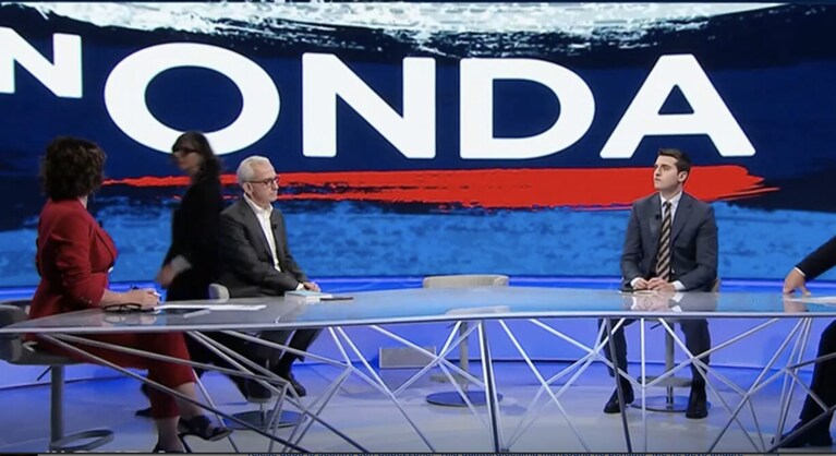 Il momento in cui Albanese lascia gli studi di In Onda.