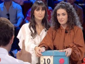 Affari Tuoi del 17 ottobre: Gaia cambia tre pacchi e rifiuta 150mila euro, ma il dottore la inganna
