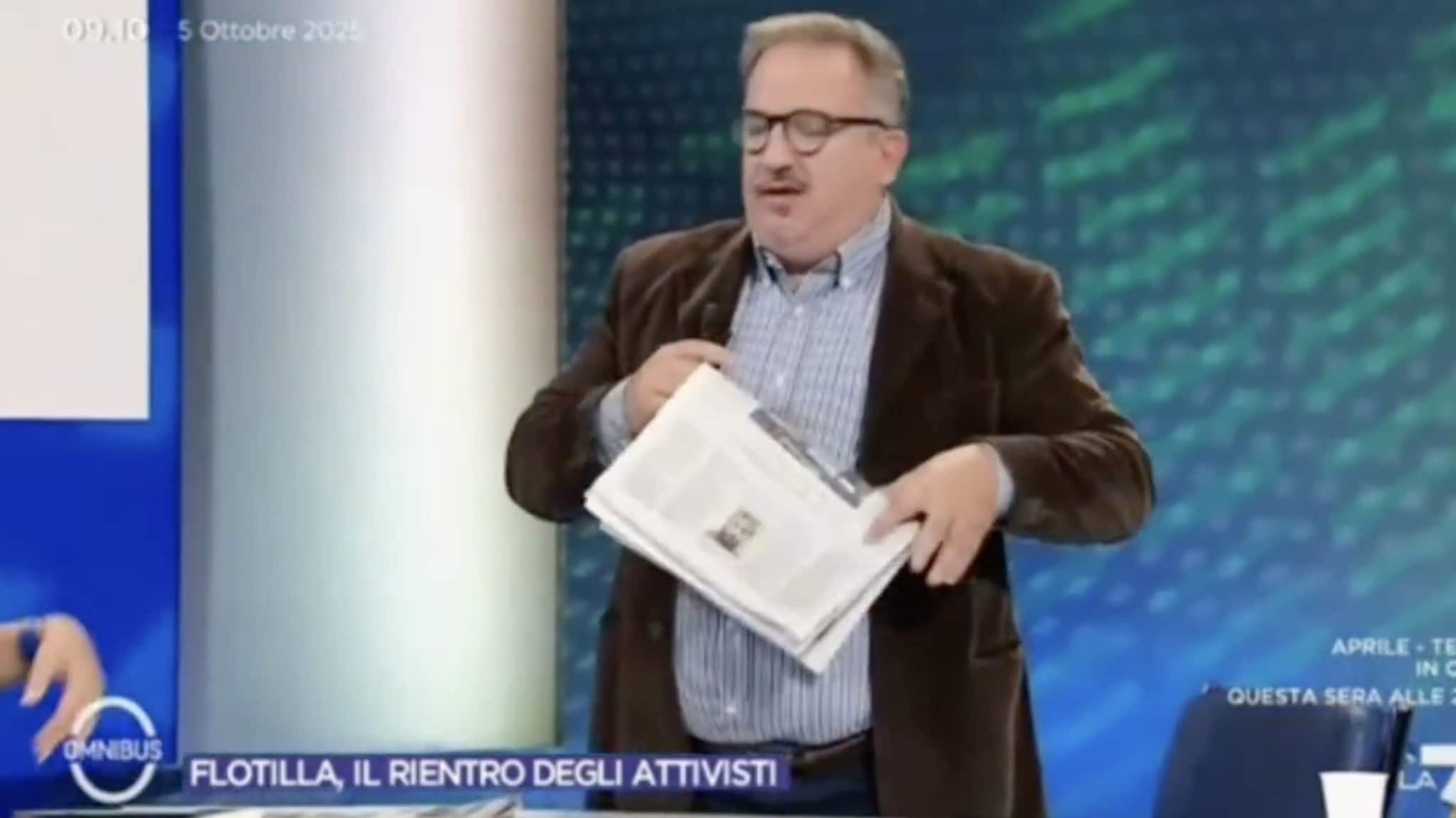 Il momento in cui Luca Telese si alza per lasciare lo studio.