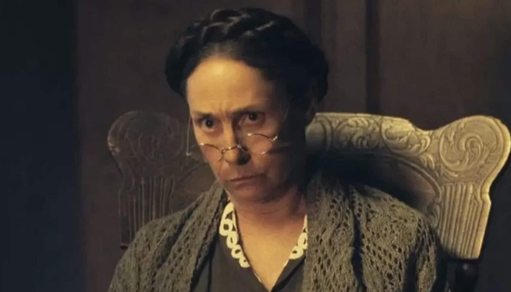 Laurie Metcalf è Augusta Gein nella serie Netflix.