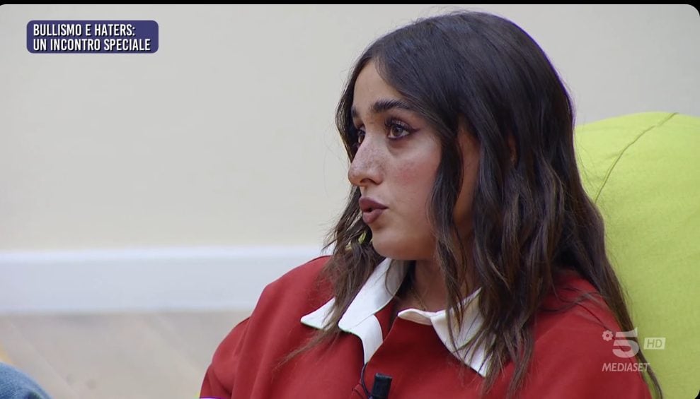 Giulia Stabile mostra agli allievi di Amici cosa le dicono gli haters: "Ho iniziato a detestarmi, sono esplosa"