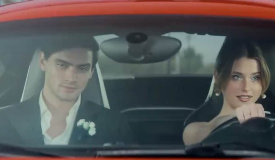 Nick e Noah nella Porsche rossa in È colpa nostra?