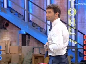 Affari Tuoi, Stefano De Martino scherza sul furto del Rolex: &#8220;In Lombardia rubano, lo so&#8221;