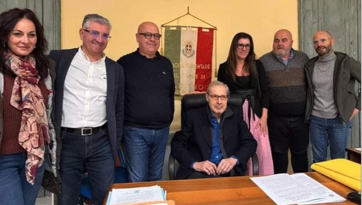 Sgarbi torna nella città di cui è sindaco: "Ha fatto le scale senza fermarsi", la figlia Evelina: "Un'immagine falsata"