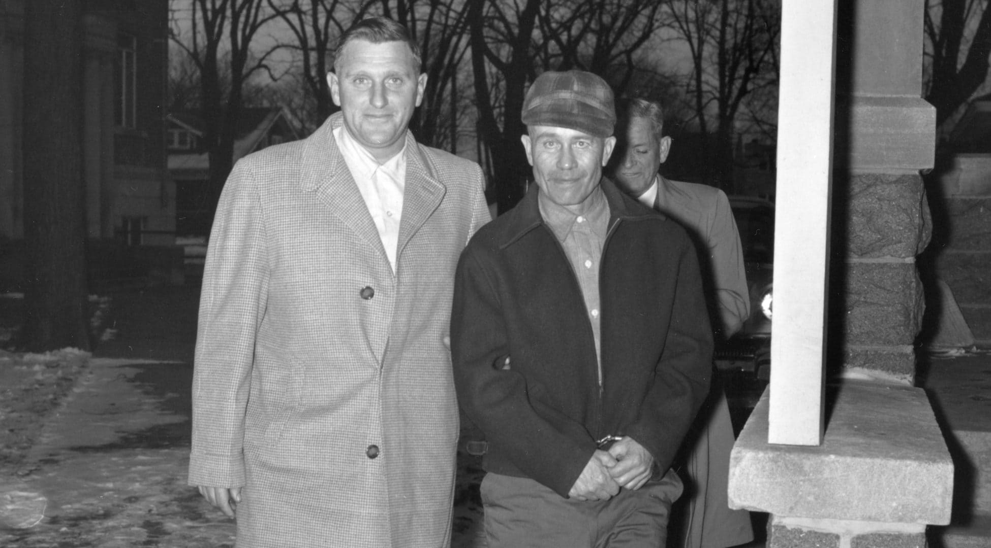 Ed Gein (a destra) al momento dell’arresto.
