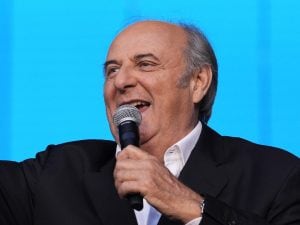 Gerry Scotti diventa nonno per la terza volta, ma la partecipazione a un festival gli impedisce di conoscere la nipote