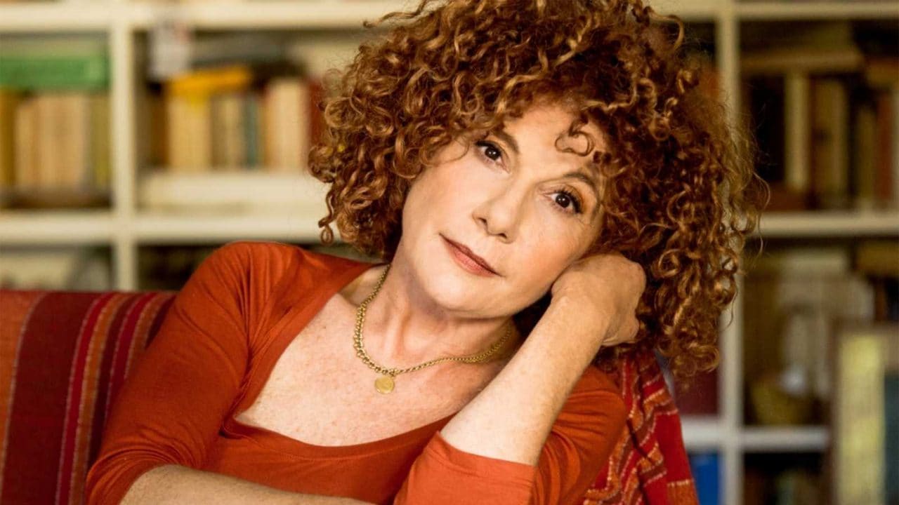 Cinzia Leone: "Quando hai mezzo corpo morto devi ricostruire tutto. Parenti Serpenti ha previsto l'Italia di oggi"