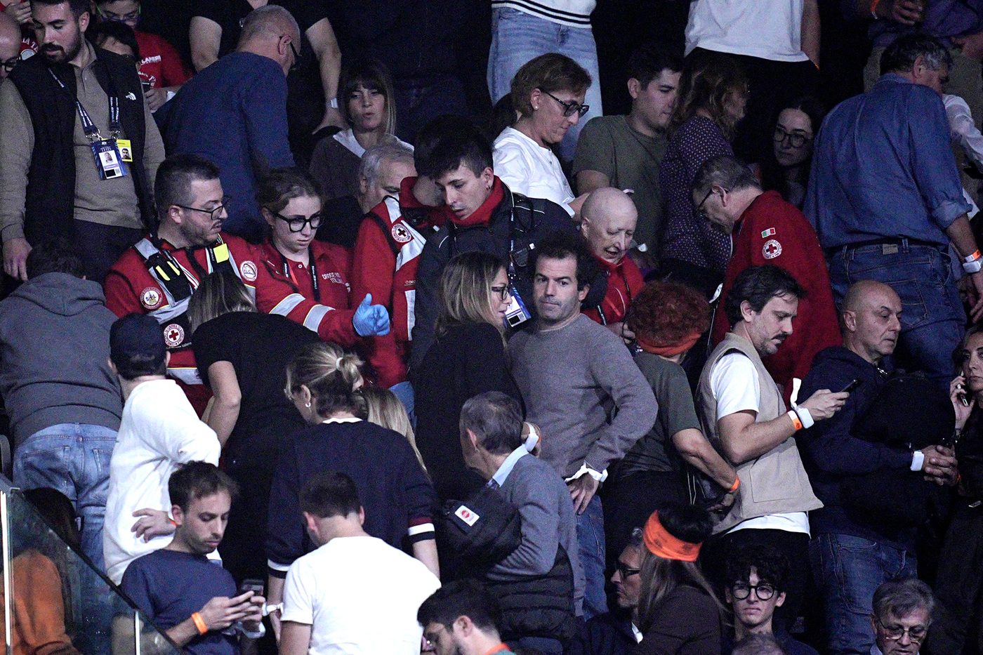 L’intervento dei paramedici sugli spalti delle ATP Finals.