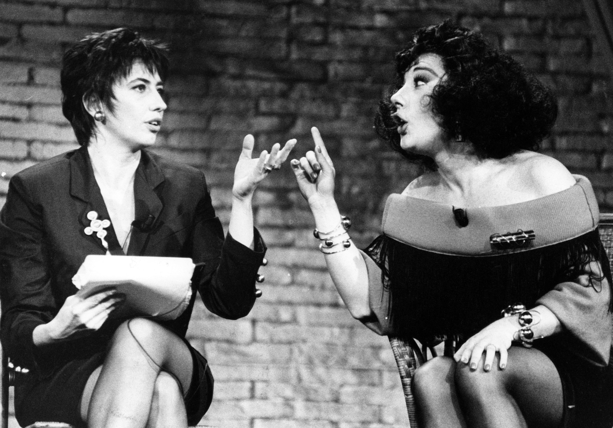Cinzia Leone con Sabrina Dandini ne "La TV delle ragazze" (1990).
