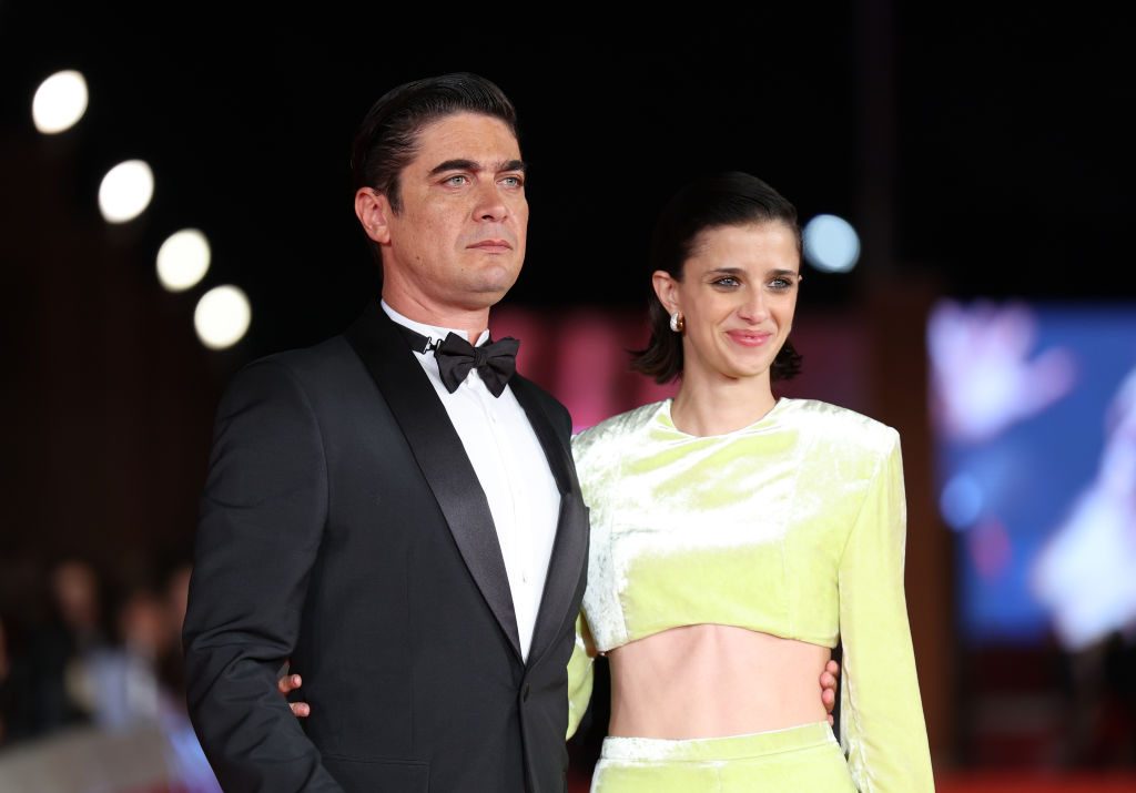 Benedetta Porcaroli e l'amore con Riccardo Scamarcio: "La storia più lunga della mia vita, siamo felici"