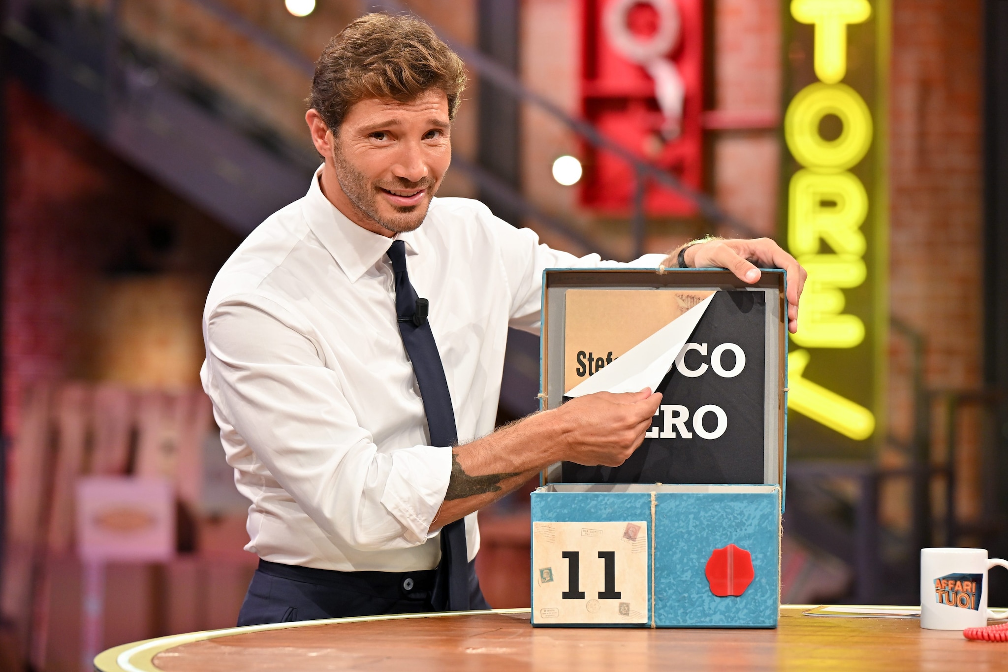Affari Tuoi stasera e domenica non va in onda: perché il game show di Stefano De Martino salta due puntate