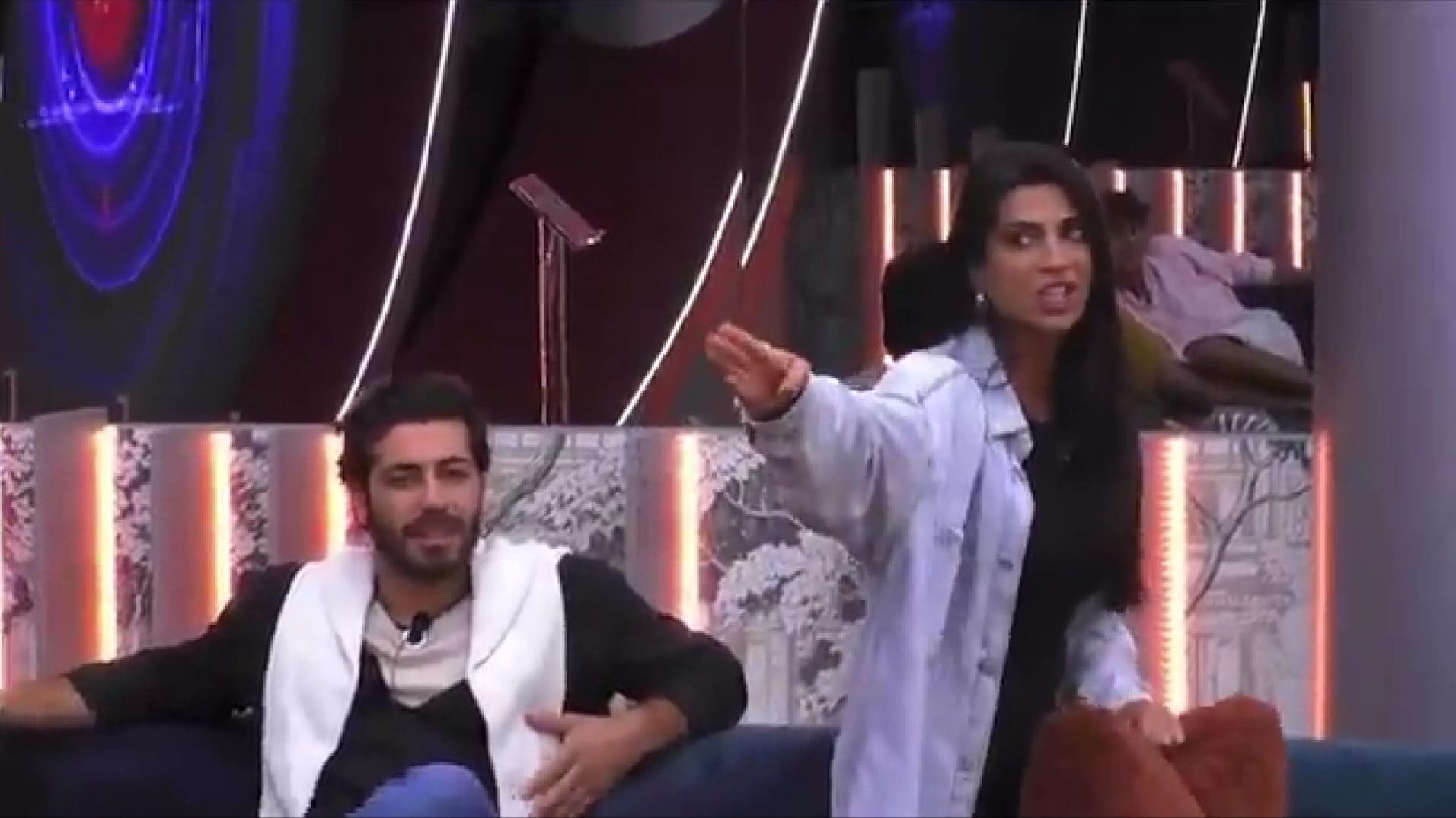 Caos al GF nel pomeriggio, Rasha litiga con Simone: "Parli della mia vita, ma puzzi di latte"