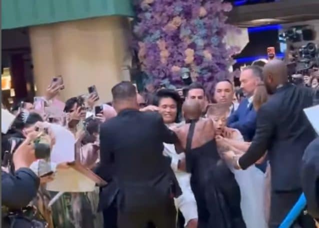 Ariana Grande aggredita da un fan alla premiere del film Wicked For Good, il video dell'irruzione sul red carpet