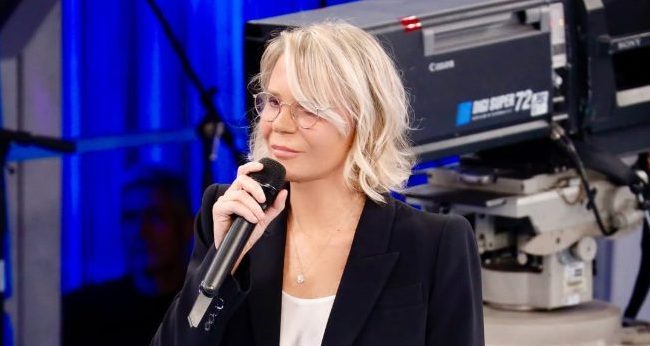 Amici 25, anticipazioni puntata del 23 novembre: tre nuovi allievi, l'esito delle sfide e gli ospiti