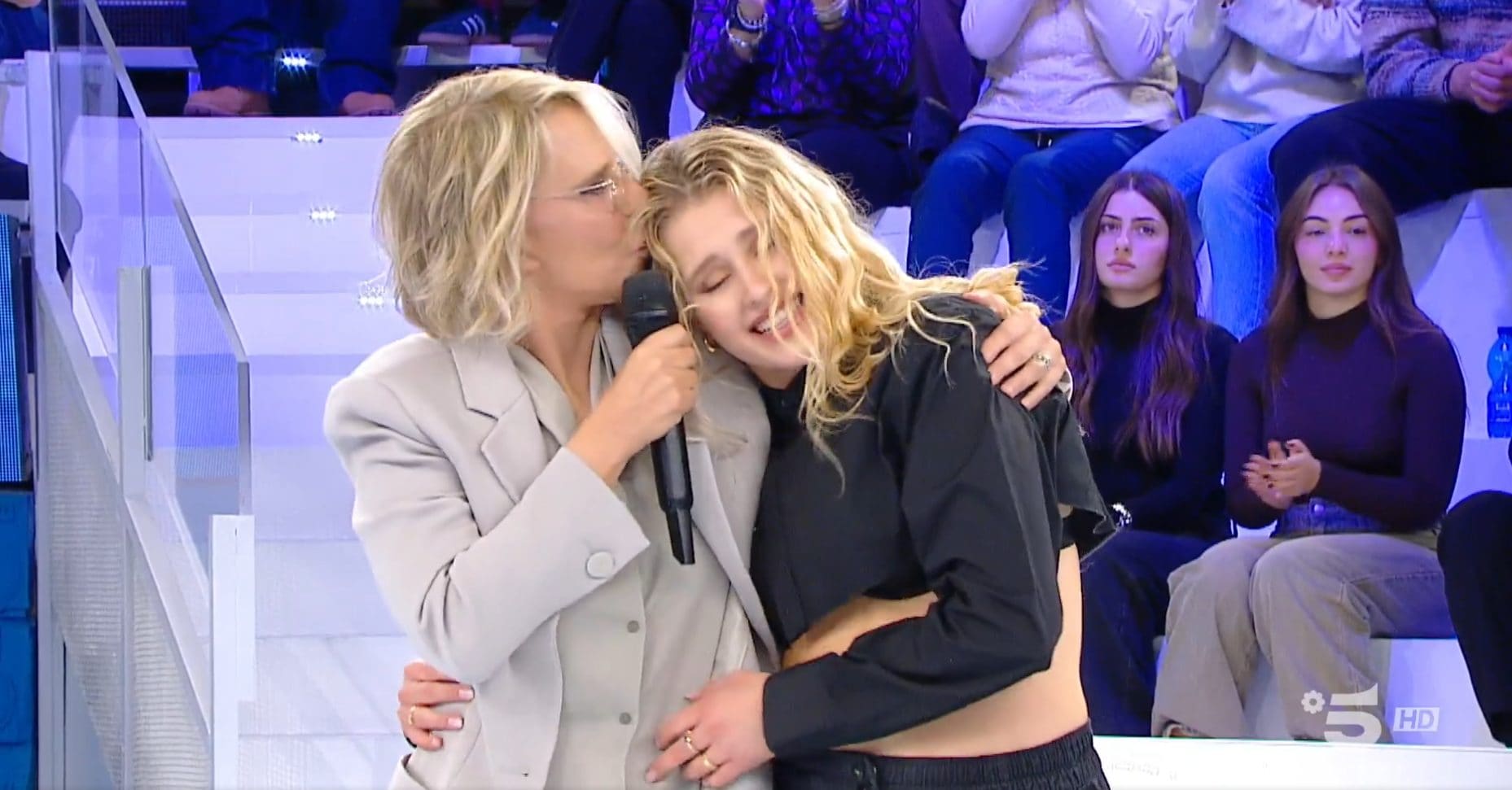 Maria De Filippi ad Amici saluta Isobel Kinnear: "Inizi una nuova avventura stimolante", cosa farà la ballerina