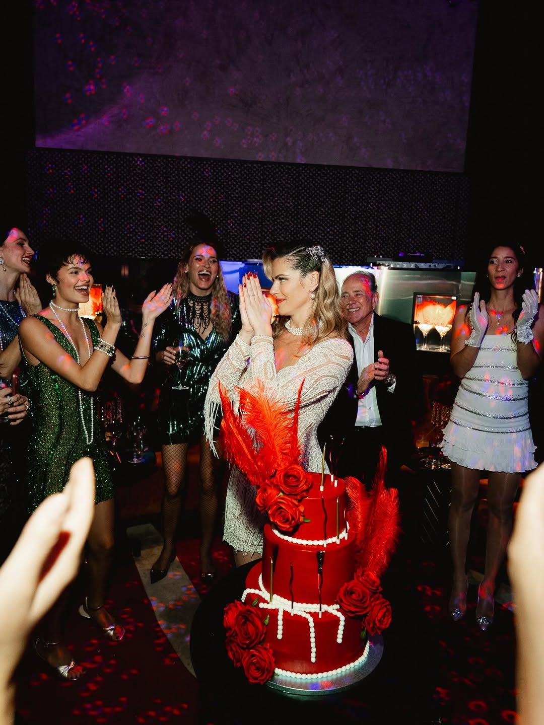 Il nuovo compagno di Thais Wiggers applaude alle spalle dell’ex velina