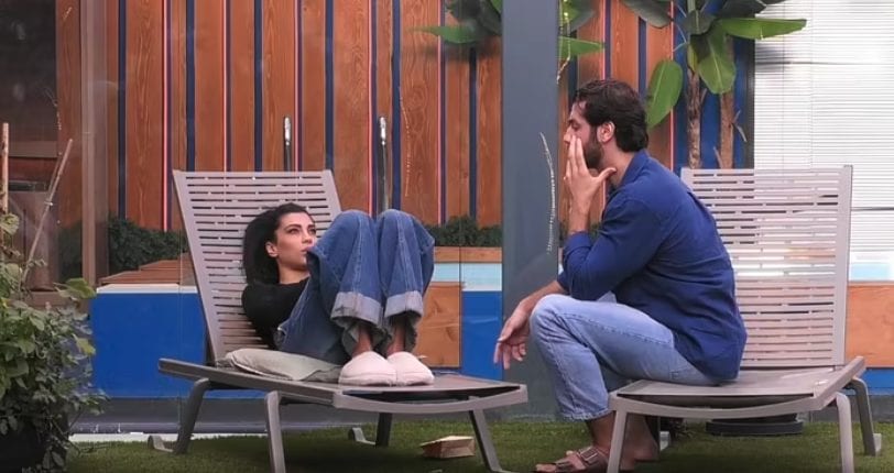 GF, Omer preoccupato per il silenzio di Rasha prova a parlarle ma lei lo allontana: "Non voglio, vai dentro"