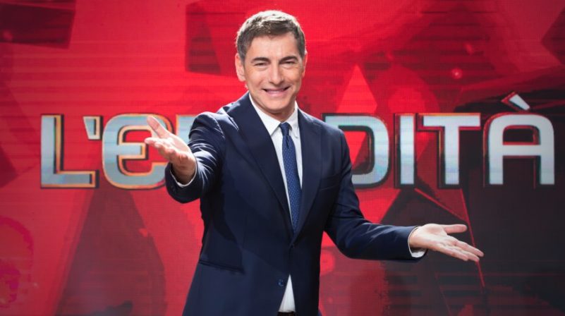 L'Eredità sbanca agli ascolti tv e punta al sabato sera, l'ipotesi degli speciali in prima serata