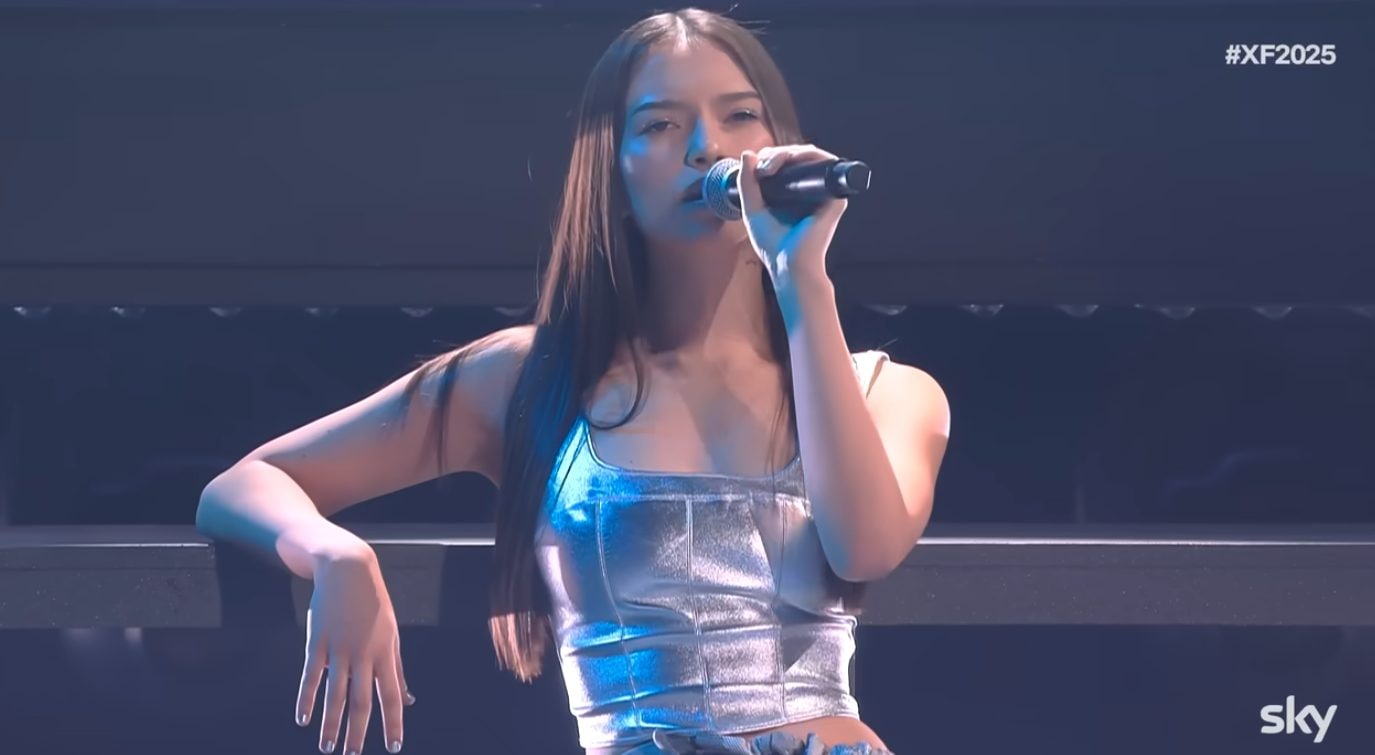 Mayu durante la sua ultima esibizione a X Factor, mentre canta "Unconditionally"