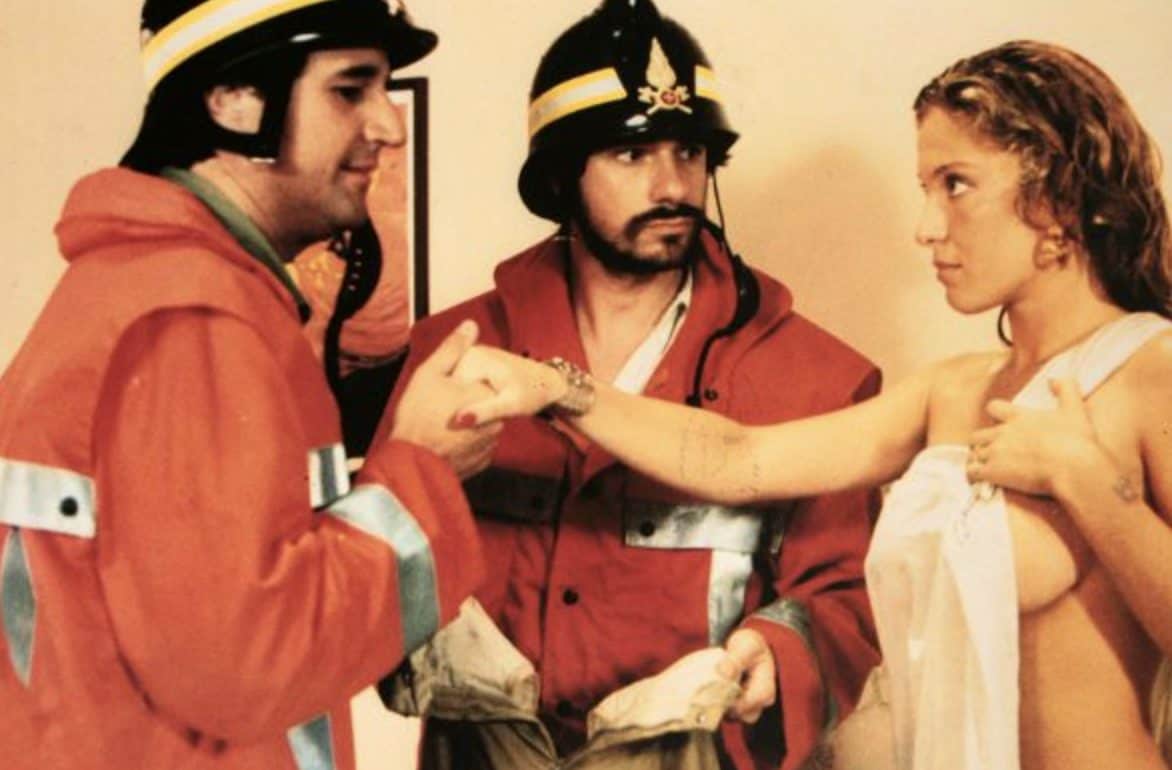 Moana Pozzi con Christian De Sica e Ricky Tognazzi nel film "Pompieri" del 1985. Nel cast anche Andrea Roncato, dove i due si conobbero.