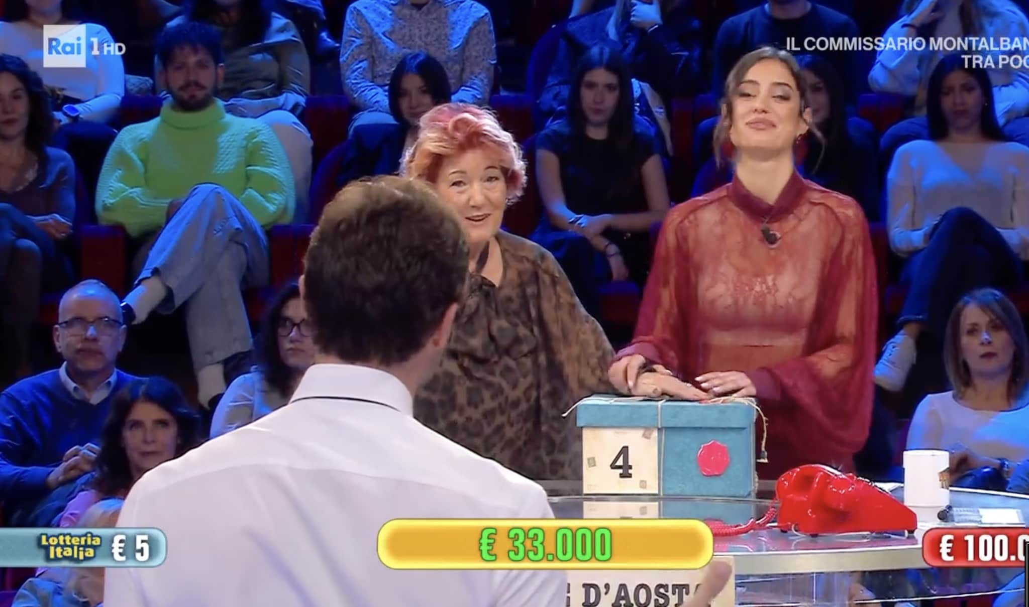 Angela accetta 33mila euro su consiglio della nonna, ma nel pacco c'erano 100mila