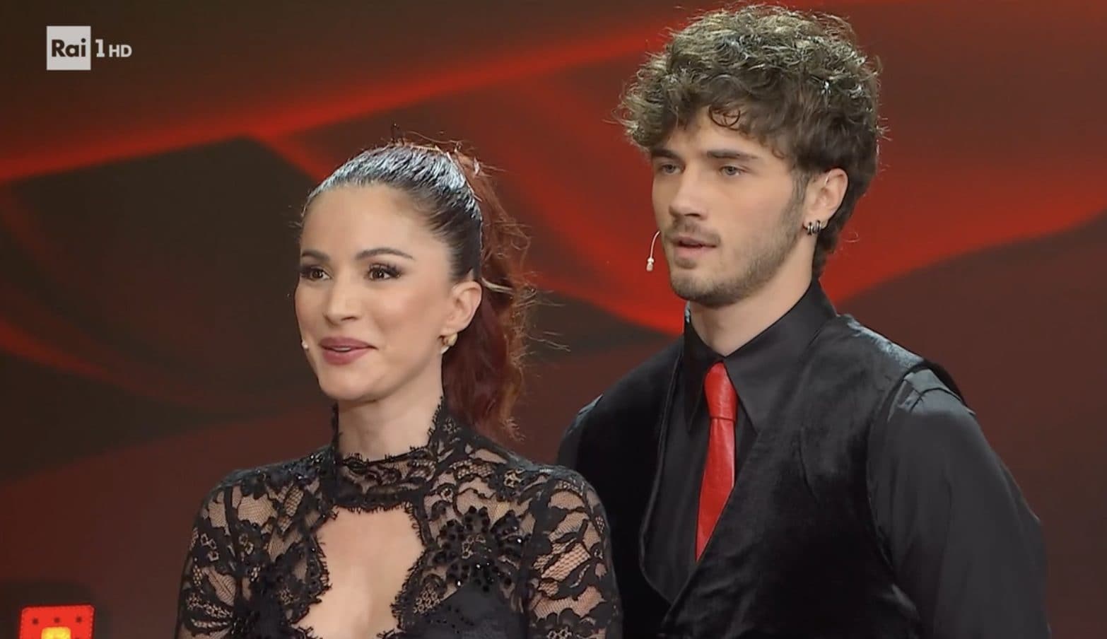 Andrea Delogu torna a Ballando dopo la morte del fratello, l'abbraccio con Perotti: "Sembra più emozionato di lei"