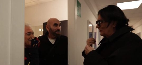 Malgioglio vuole regalare i suoi costumi a Renato Zero, la risposta del cantante lo gela: "Non so dove mettere i miei"