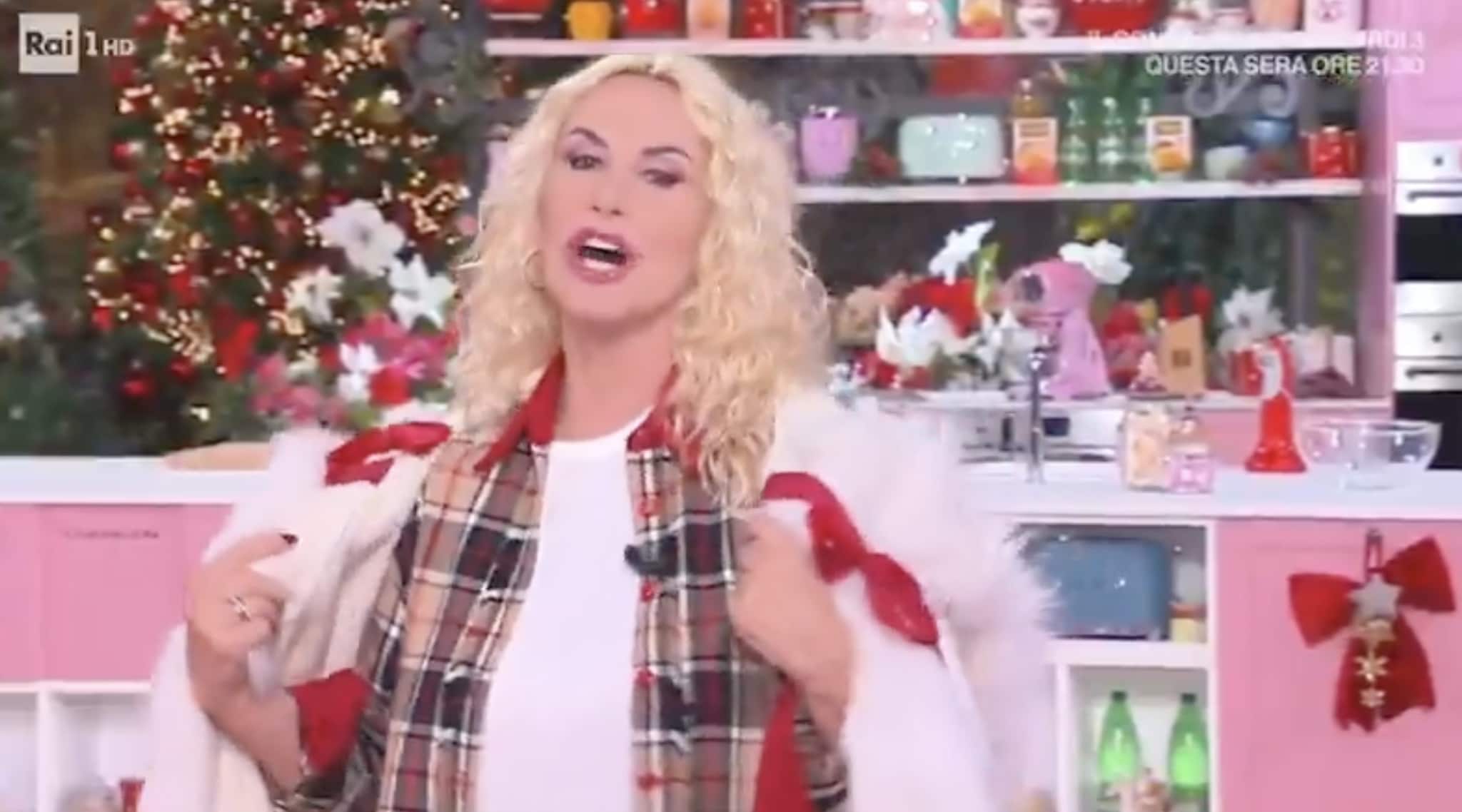Antonella Clerici fa scoppiare il Natale in tv: È sempre mezzogiorno si veste a festa con un mese d'anticipo