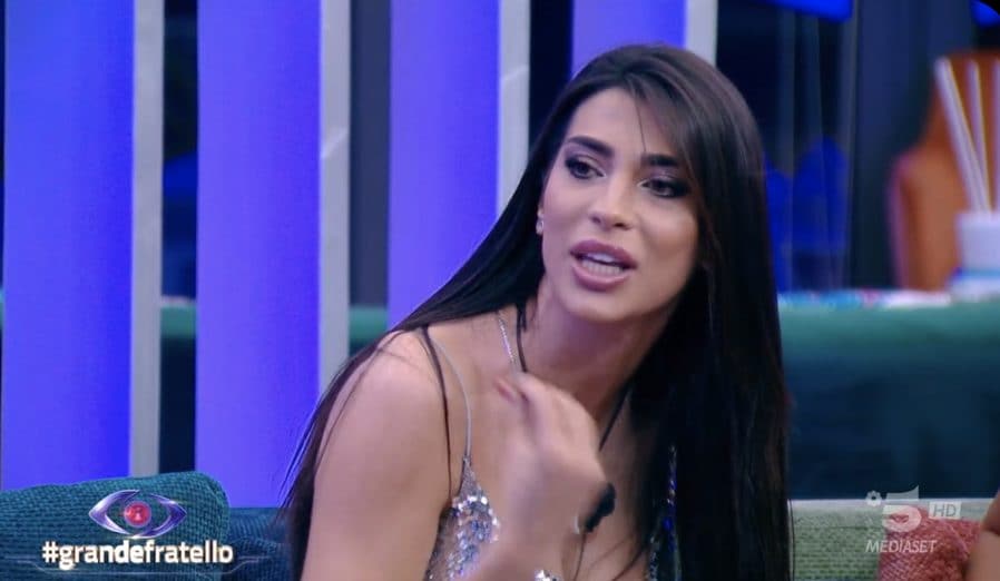 Acceso scontro tra Simone e Rasha al GF, l'accusa che la fa infuriare: "Fuori da qui vai con i ricconi"