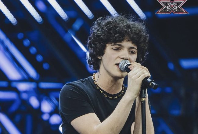 Lorenzo Salvetti ad Amici dopo la finale a X Factor, è la prima volta nella storia dei due talent