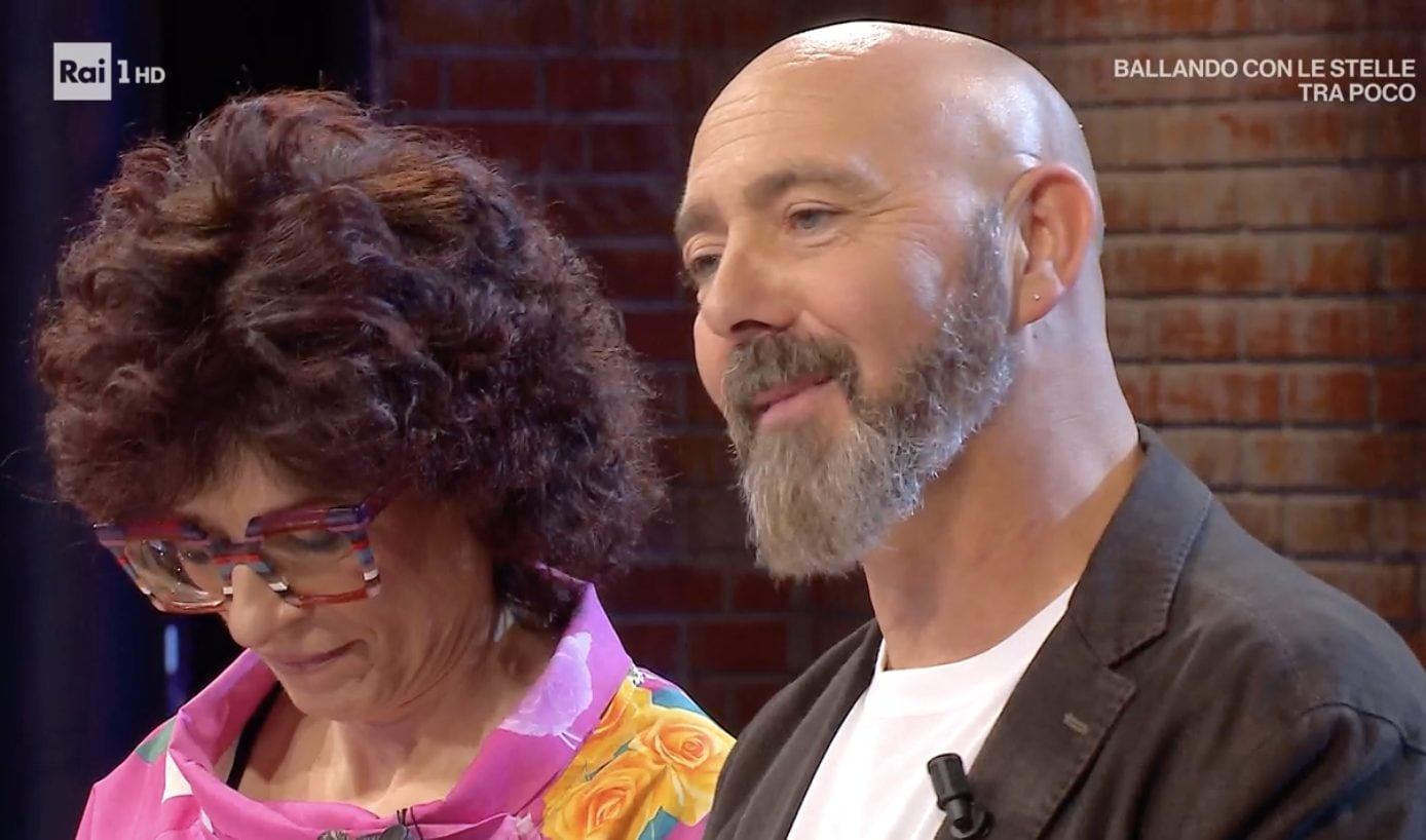 Ad Affari Tuoi, Simone piange per suo padre: "Lavoravo di notte perché di giorno lo portavo a fare le chemio"