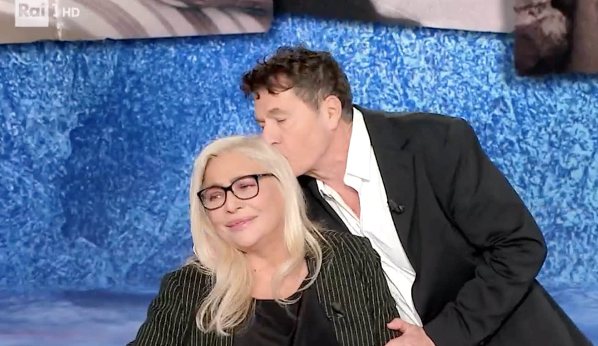 Il bacio di Teo Mammucari a Mara Venier in lacrime per Ornella Vanoni: "Proviamo a cambiare pagina"