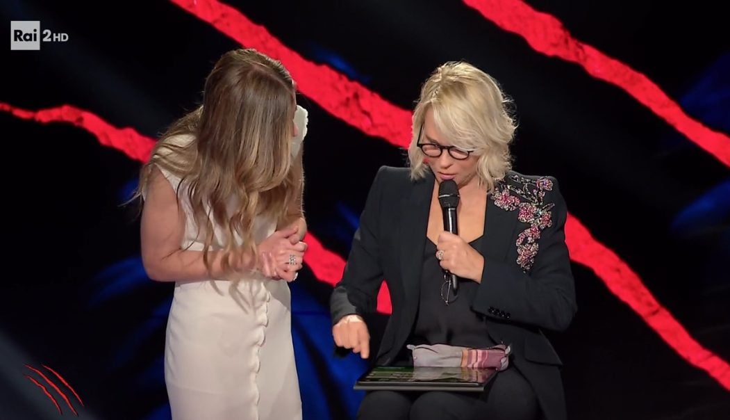 Maria De Filippi gioca a burraco online a Belve e dice chi è allo sfidante, la reazione: "Sì certo e io sono il Papa"