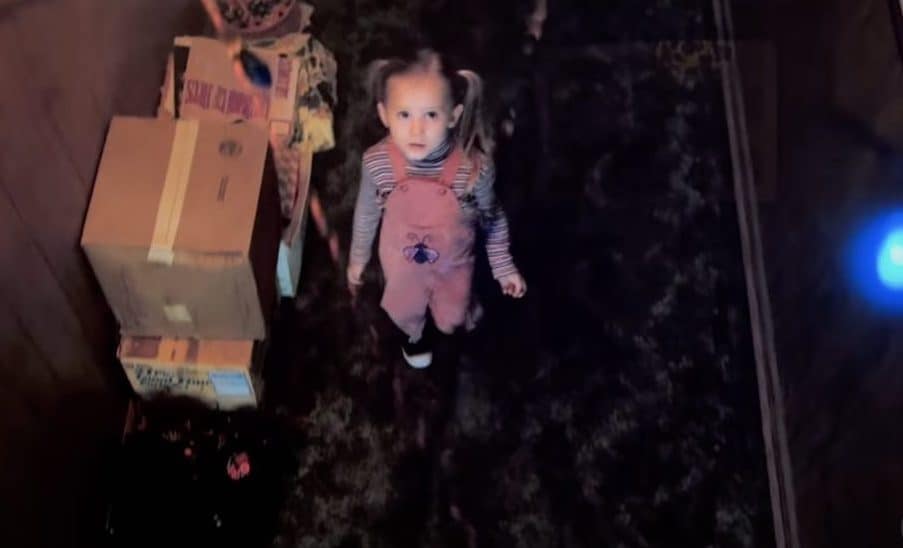 Holly Wheeler nella prima stagione di Stranger Things, interpretata dalle gemelle Price