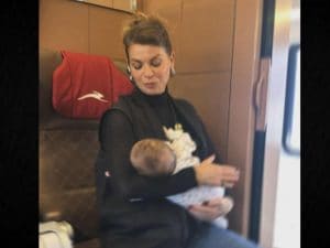 Alessandra Amoroso culla la figlia Penelope: la prima foto social dopo 2 mesi di silenzio la pubblica Emma Marrone