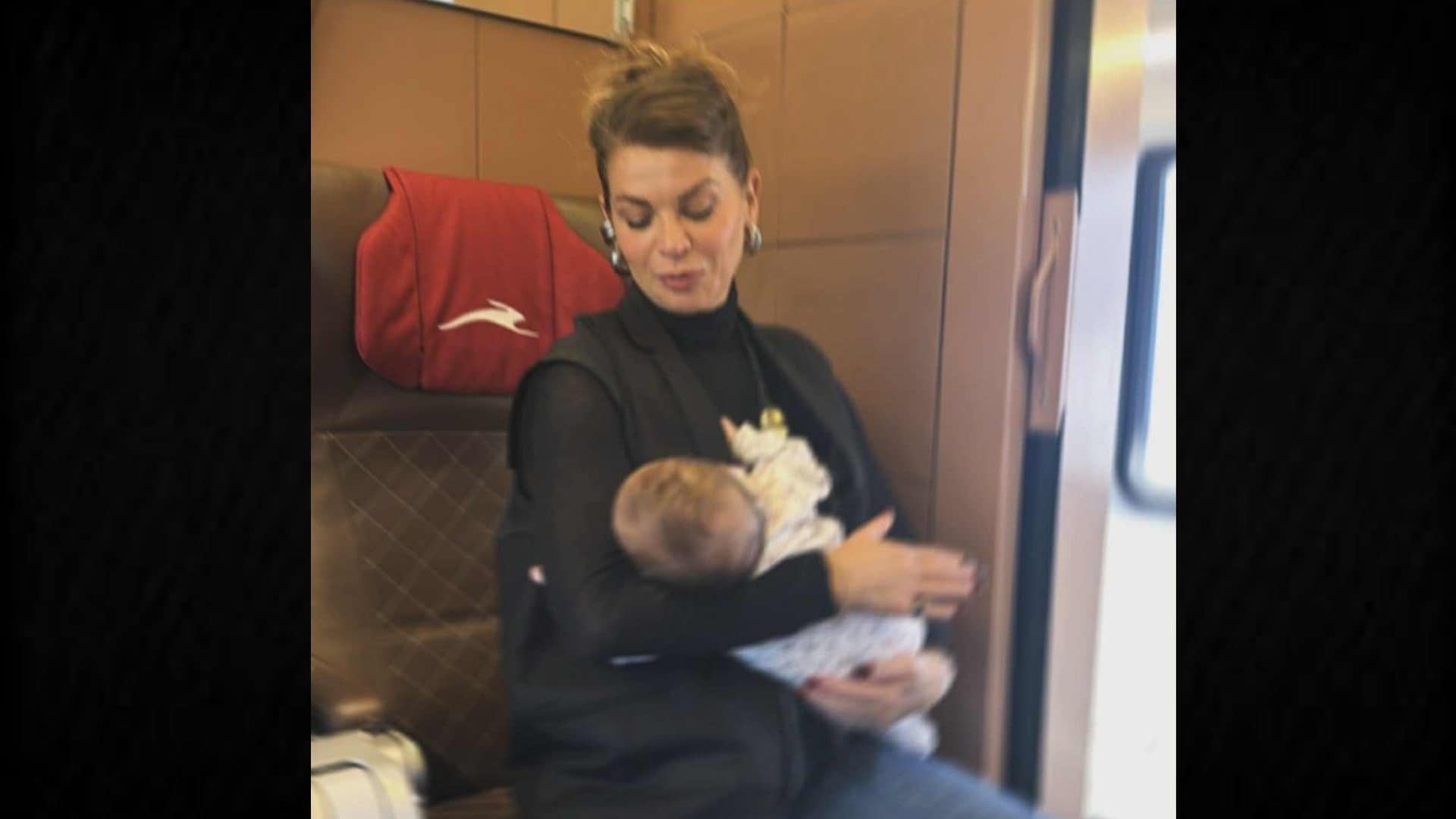 Alessandra Amoroso culla la figlia Penelope: la prima foto social dopo 2 mesi di silenzio la pubblica Emma Marrone