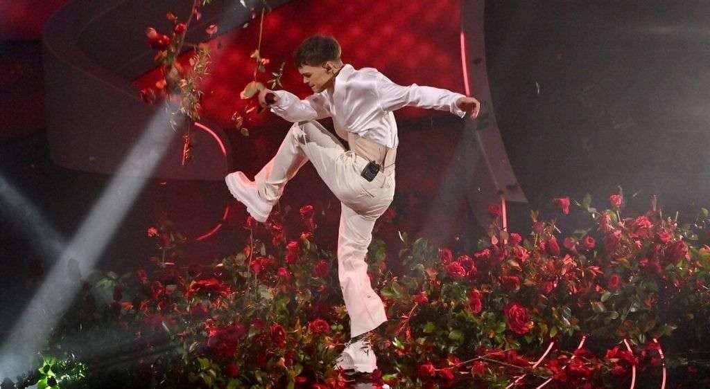 Blanco mentre distrugge il palco dell’Ariston nel 2023.