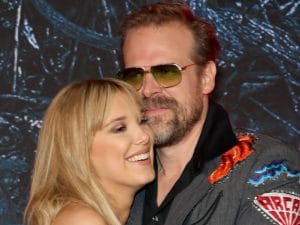 Stranger Things, Millie Bobby Brown accusa David Harbour: &#8220;Bullismo e molestie sul set&#8221;