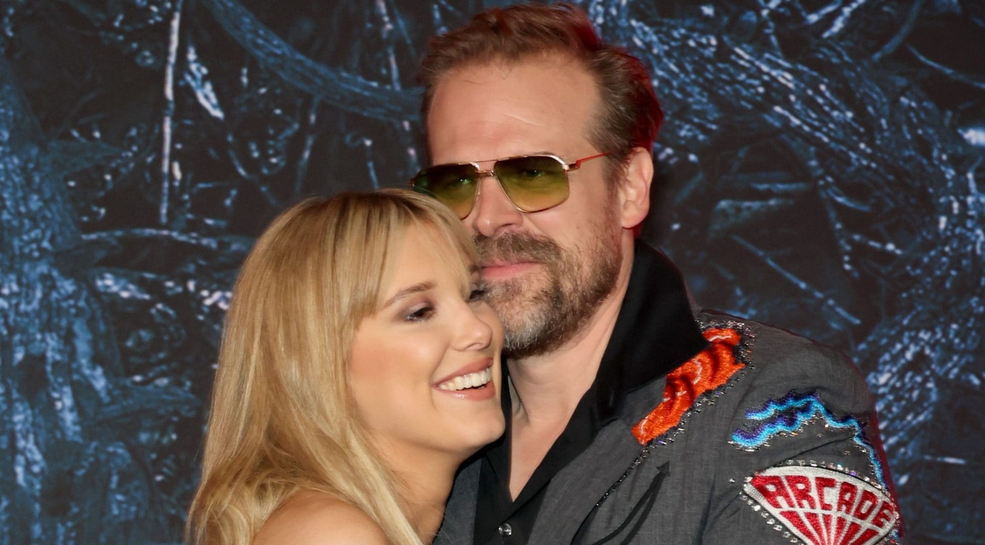 Stranger Things, Millie Bobby Brown accusa David Harbour: "Bullismo e molestie sul set"